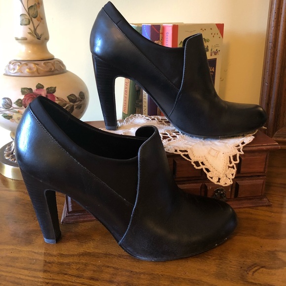 Levity Shoes - Black Leather Booties